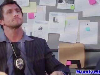 গ্ল্যাম লেস straponfucked মধ্যে তার পাছা