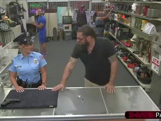 Captivating поліція жінка хоче для pawn її weapon і ends вгору трахкав по shawn