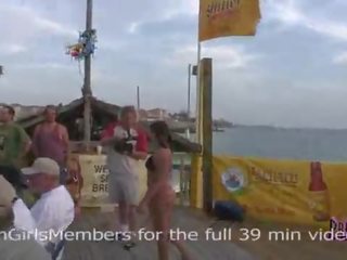 Normal vår gå i stykker bikini mesterskap svinger til vill sprø voksen film film