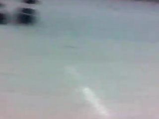 매우 기쁜 젊은 꿀 올라 스커트