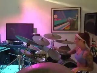 Felicity feline drums และ jams ด้วย เพื่อน หลัง the ฉาก