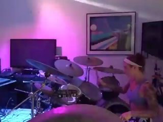 Felicity feline drums 和 jams 同 朋友 背後 該 場景