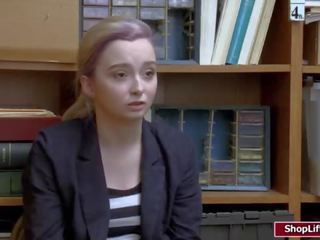 Shoplifter পায় তার কামানো পাছা প্রচন্ড আঘাত পেয়েছি