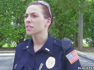 女性 警官 引く 以上 ブラック 容疑者 と 吸う 彼の くちばし