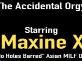 Asiatique trentenaire maxine-x & selah pluie cul baisée par 6 noir coqs