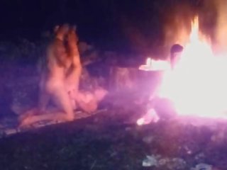 늦게 밤 bonfire 빌어 먹을