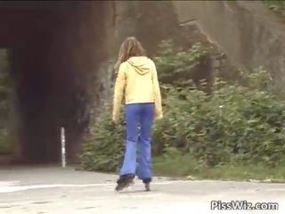 Деякі adolescent спіймана жорсткий вгору roller damsel в той час як