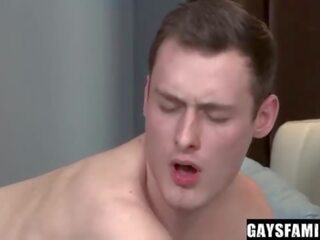 Sval krok tatínek convinces jeho mladý rovný pro homosexuální souložit