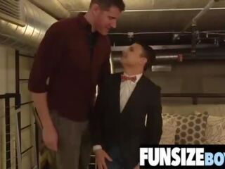 Привлекателен колега остин млад малък задник прецака от чудовище чеп -funsizeboys&period;net