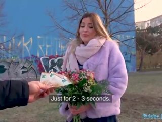 Публічний агент великий титьки diva отримує непристойний пропозиція